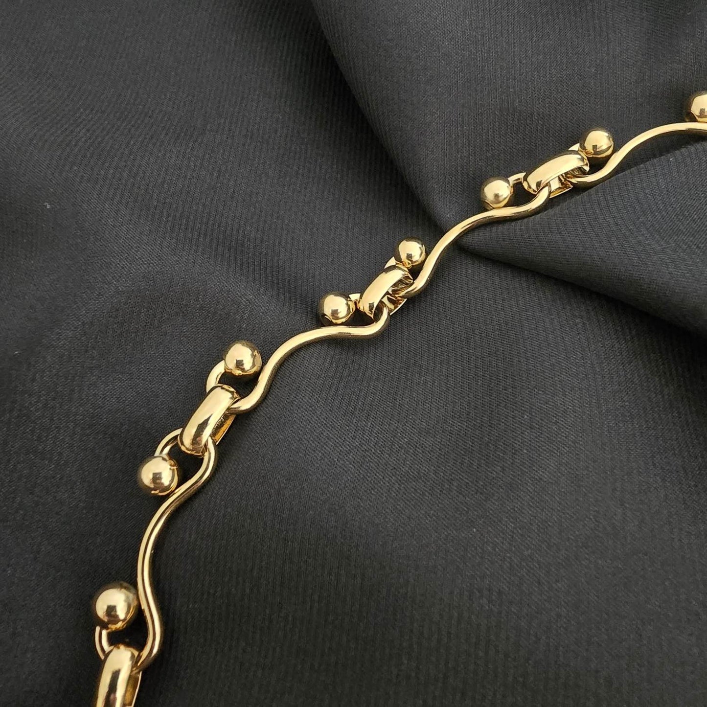 Collier Chaine Dorée Maille Sinueuse et Boule Sphère Effet Brillant