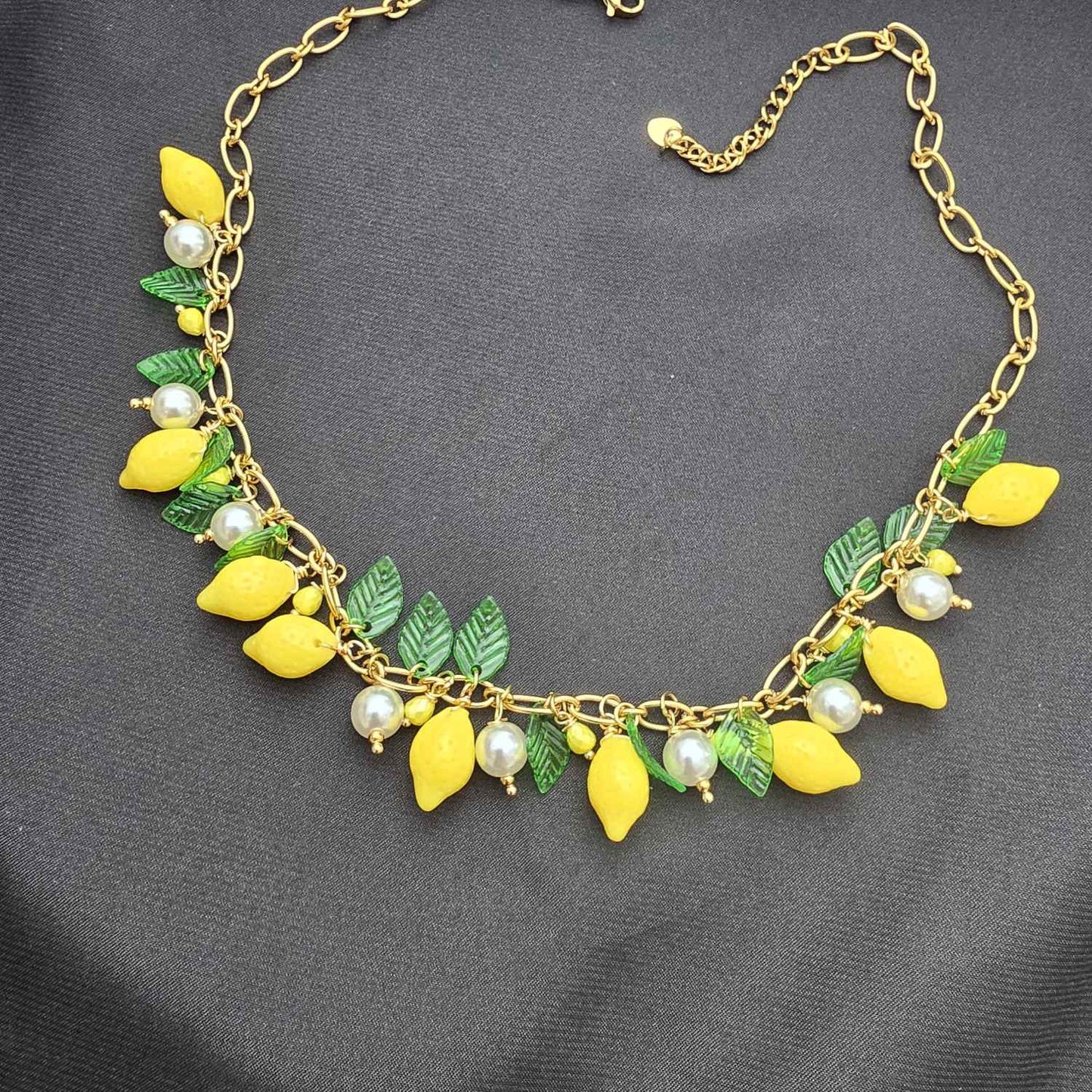 Collier Chaîne Dorée Avec Citrons et Feuilles