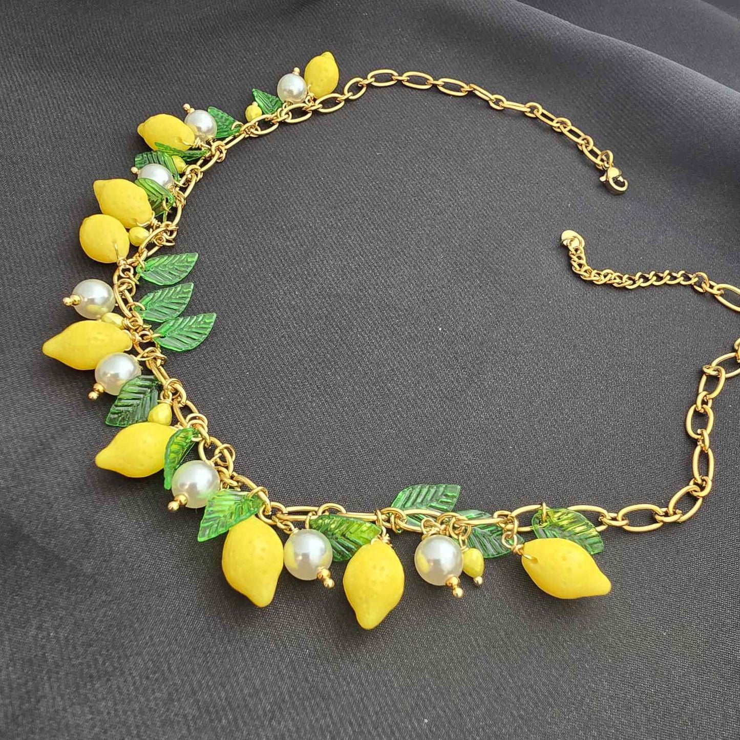 Collier Chaîne Dorée Avec Citrons et Feuilles
