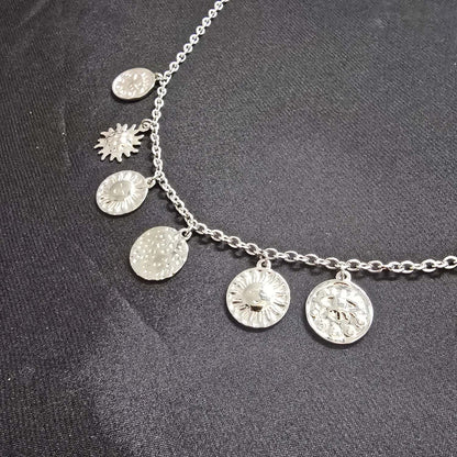 Collier Avec 6 Pendentifs Ronds Gravures Soleils Et Yeux