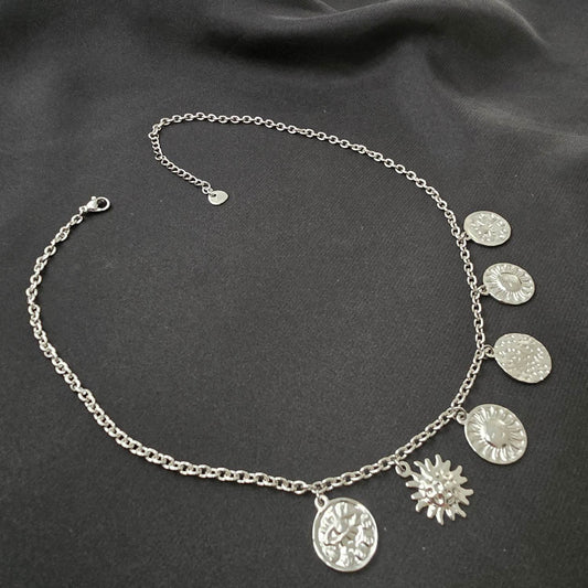 Collier Avec 6 Pendentifs Ronds Gravures Soleils Et Yeux