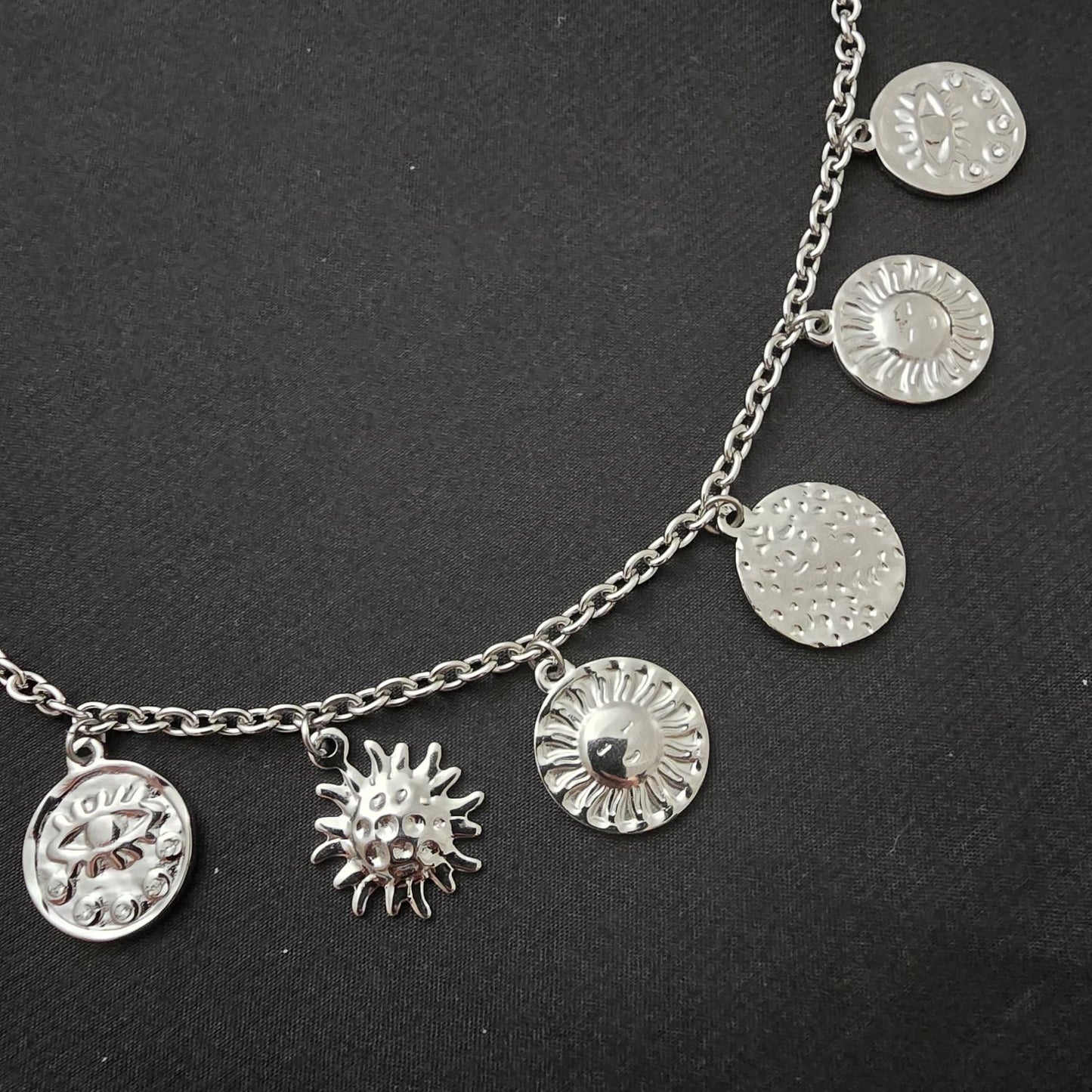 Collier Avec 6 Pendentifs Ronds Gravures Soleils Et Yeux