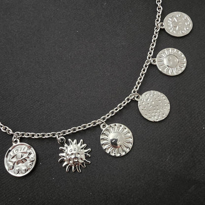 Collier Avec 6 Pendentifs Ronds Gravures Soleils Et Yeux