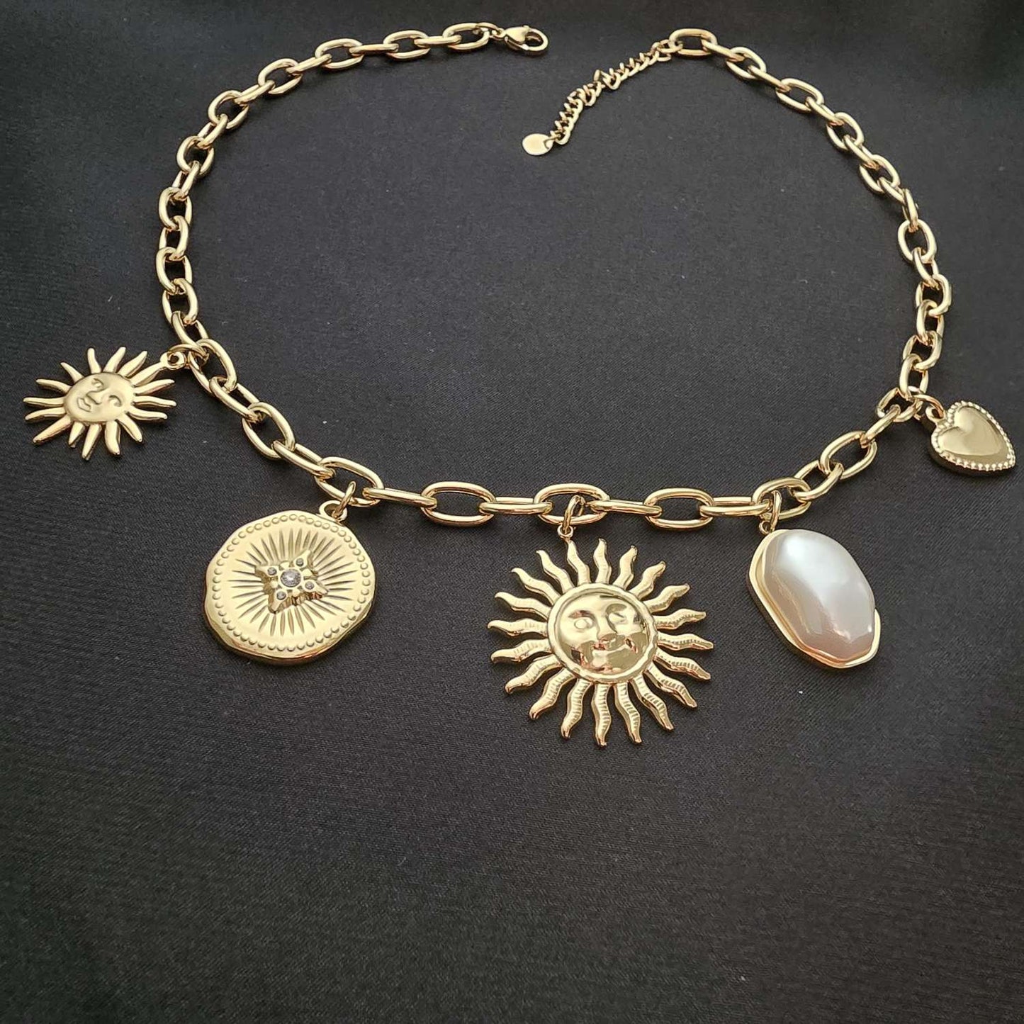 Collier Chaine Dorée Maillons Soleil Visage Blanc