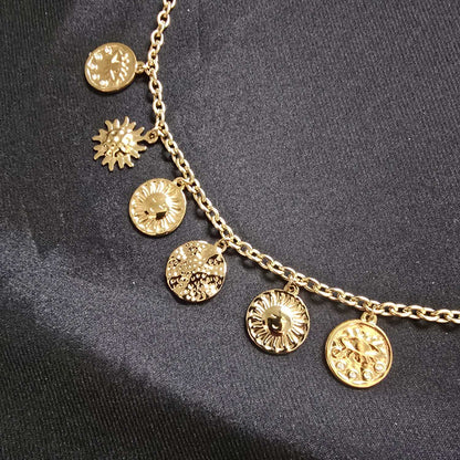 Collier Avec 6 Pendentifs Ronds Gravures Soleils Et Yeux - Dorée