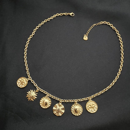 Collier Avec 6 Pendentifs Ronds Gravures Soleils Et Yeux - Dorée