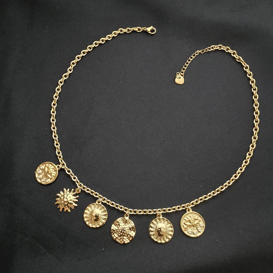 Collier Avec 6 Pendentifs Ronds Gravures Soleils Et Yeux - Dorée