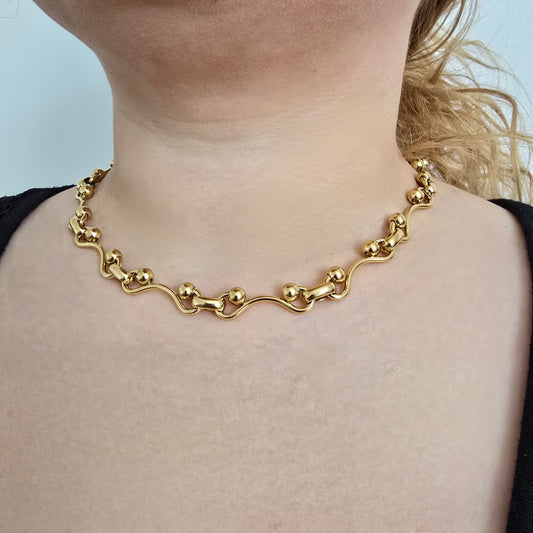 Collier Chaine Dorée Maille Sinueuse et Boule Sphère Effet Brillant