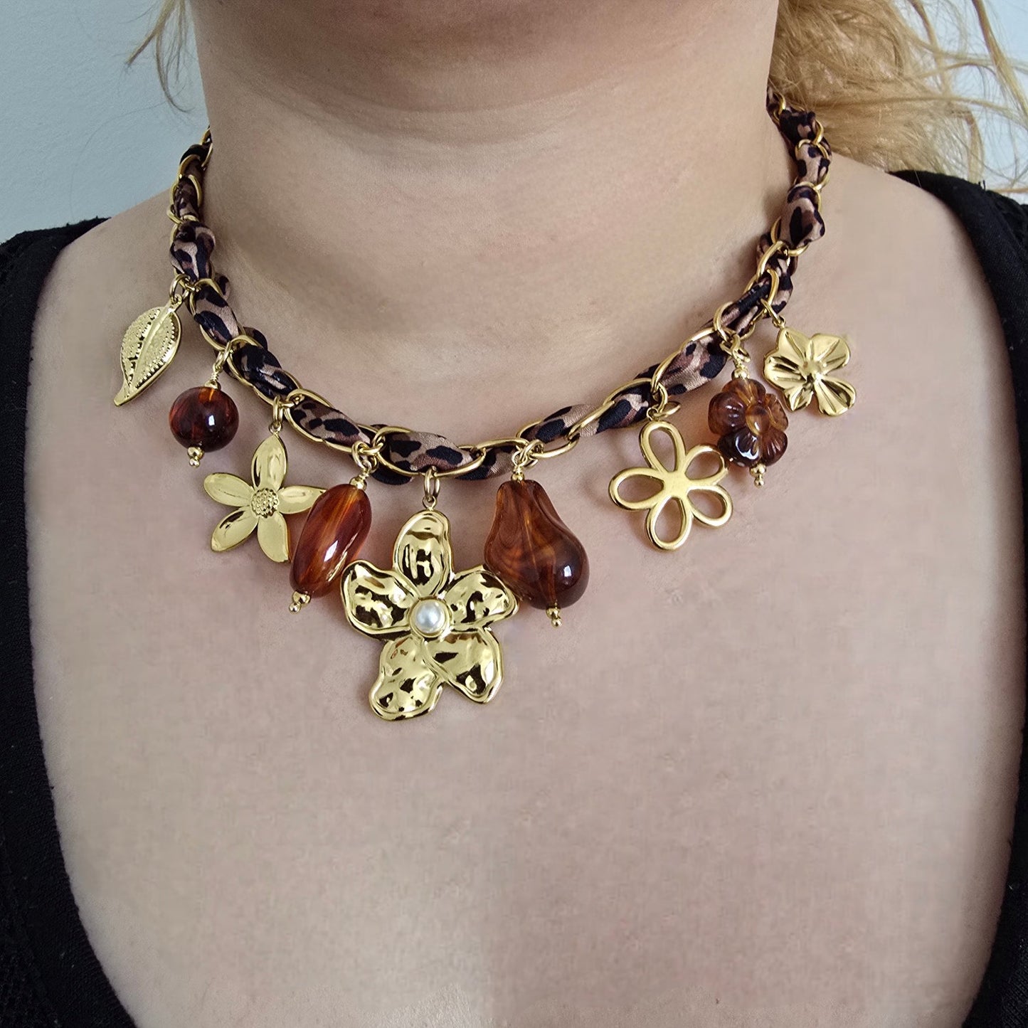 Collier Chaîne Dorée Ornée Tissu Léopard Résine Ambrée et Grande Fleur