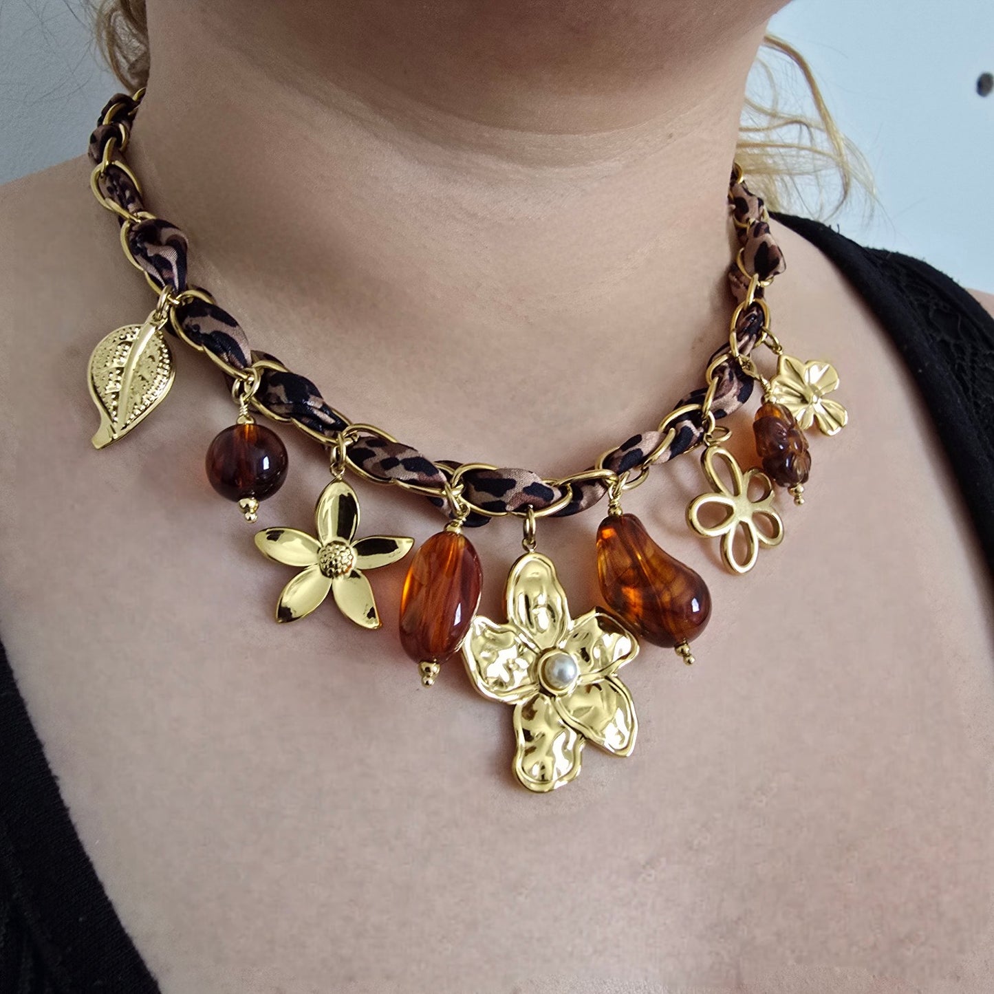 Collier Chaîne Dorée Ornée Tissu Léopard Résine Ambrée et Grande Fleur