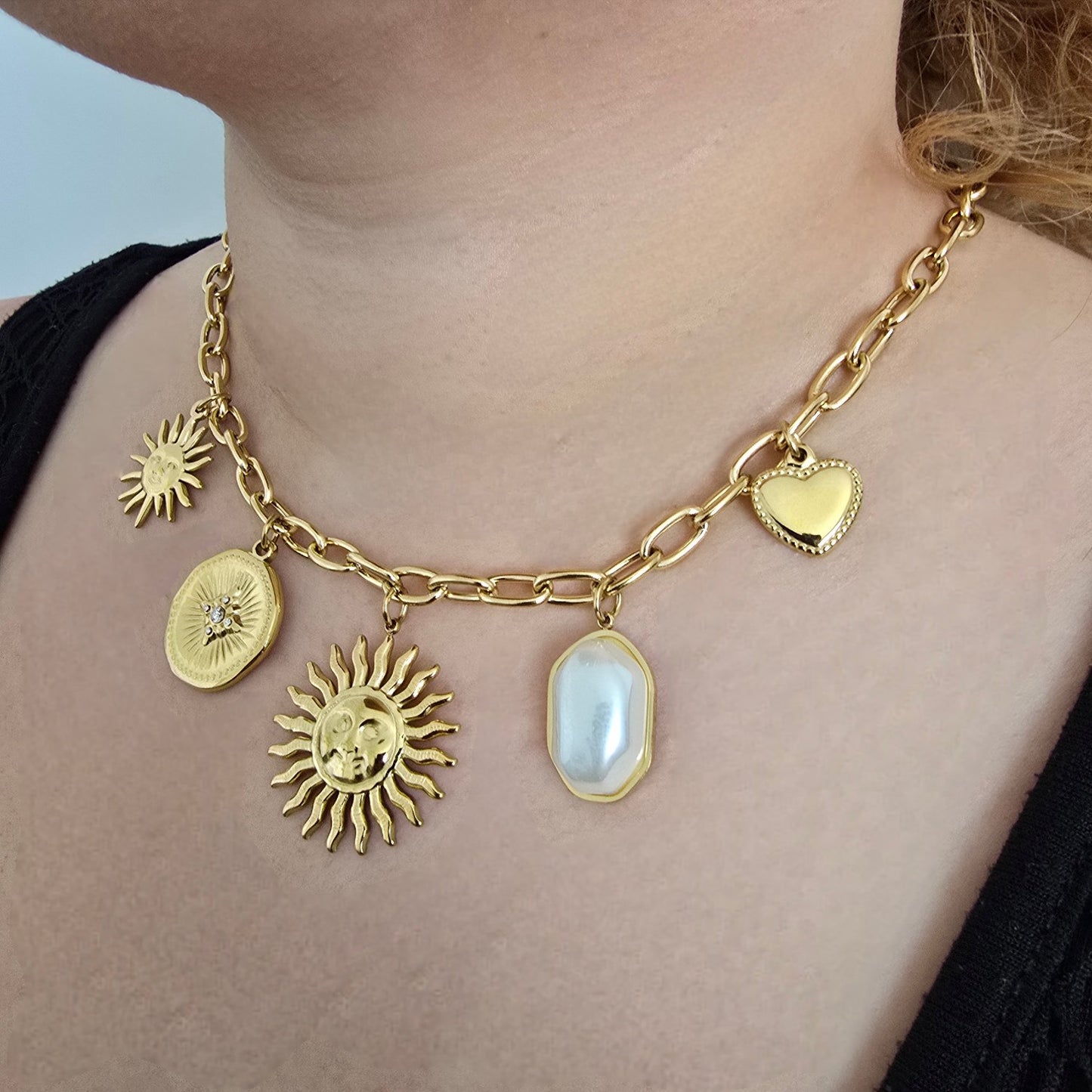Collier Chaine Dorée Maillons Soleil Visage Blanc