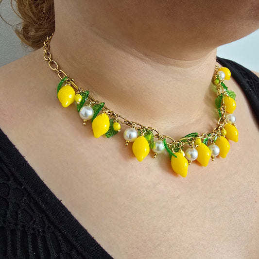Collier Chaîne Dorée Avec Citrons et Feuilles