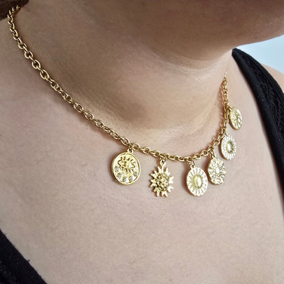 Collier Avec 6 Pendentifs Ronds Gravures Soleils Et Yeux - Dorée