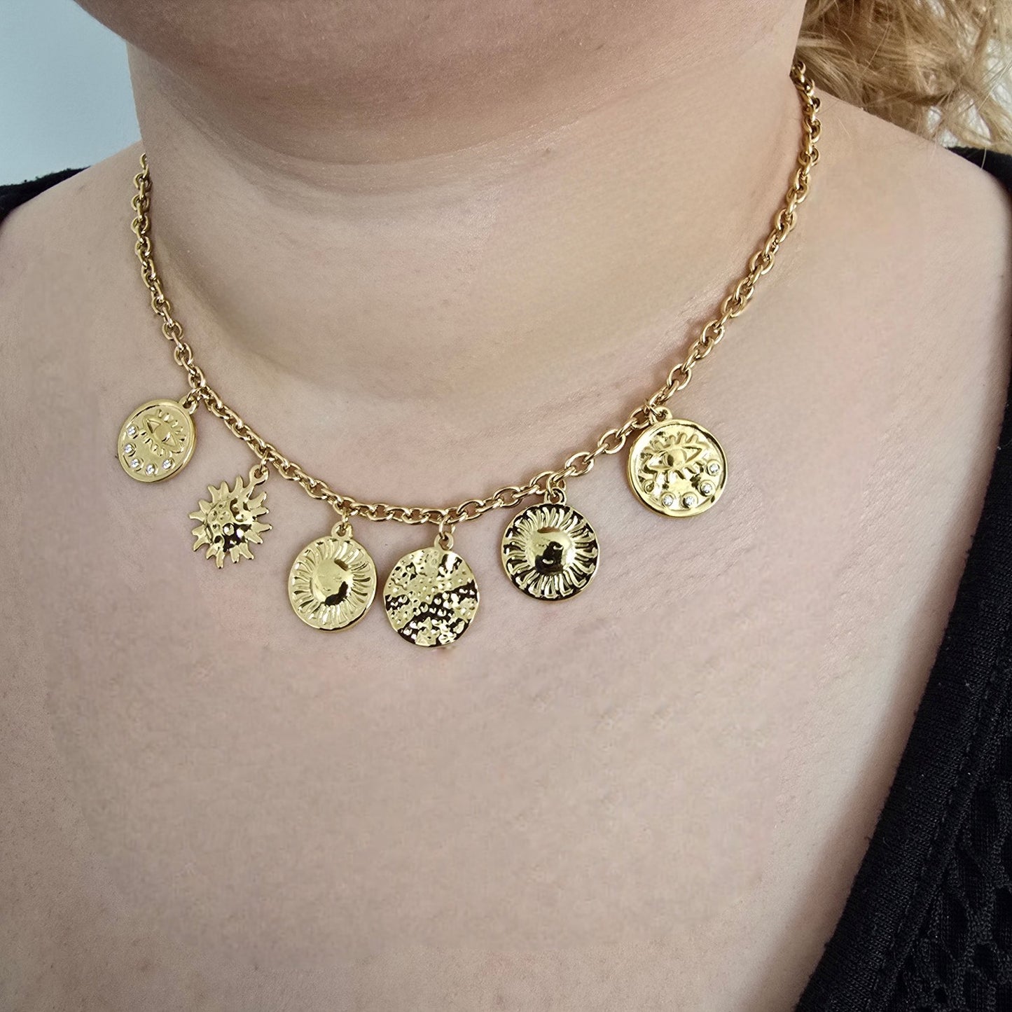 Collier Avec 6 Pendentifs Ronds Gravures Soleils Et Yeux - Dorée
