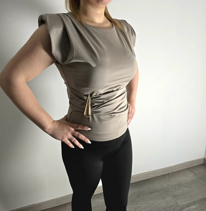Blouse Taupe à Épaulettes et Détail Boucle Métallique